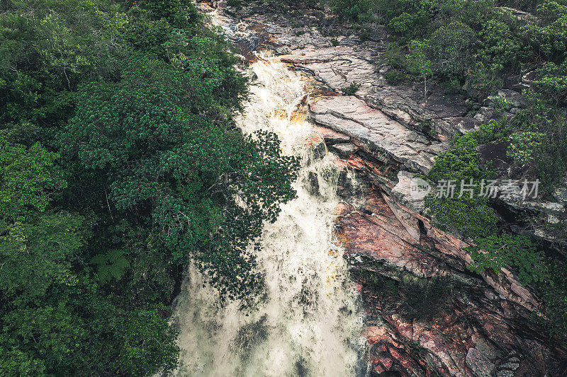 巴西巴伊亚州迪亚曼蒂纳Chapada Diamantina的里约热内卢Mucugezinho瀑布